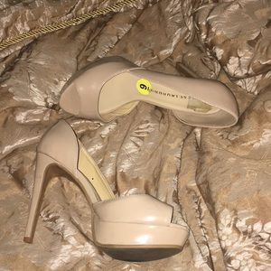 Beige heels 👠 to make there eyes turn